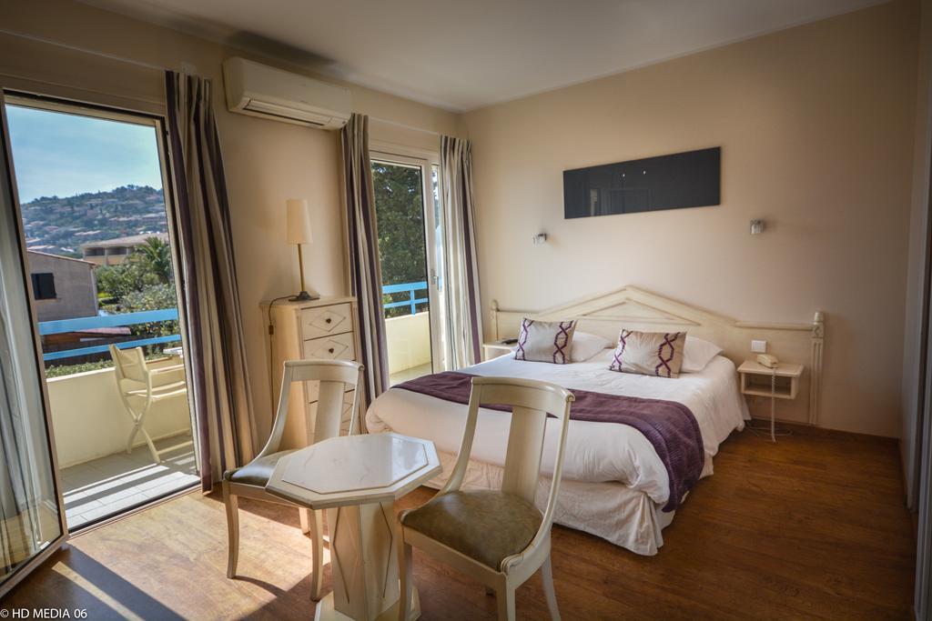 Chambre Triple - Vue Latérale sur Mer - Premier Étage